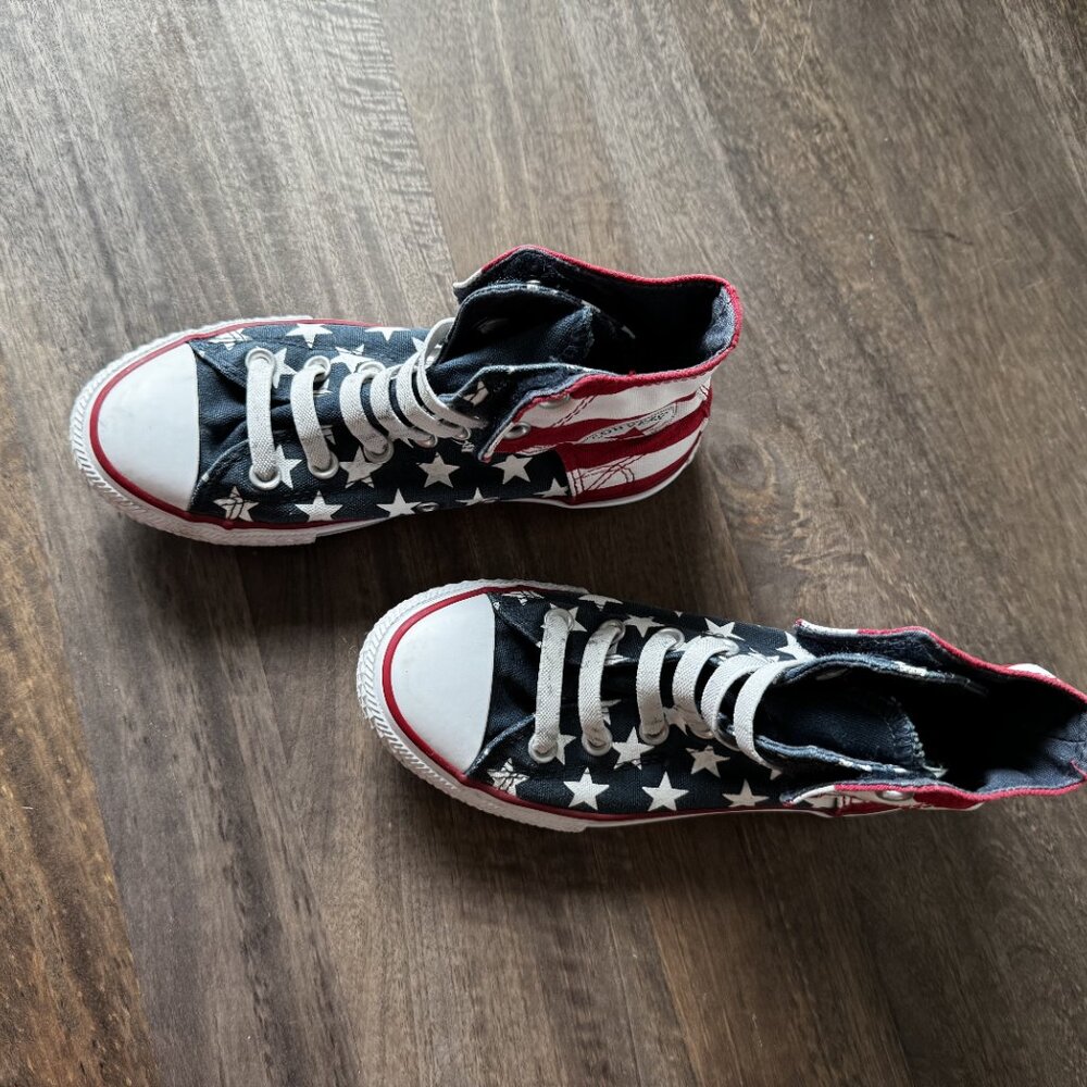 Converse - Picture 2 of 3